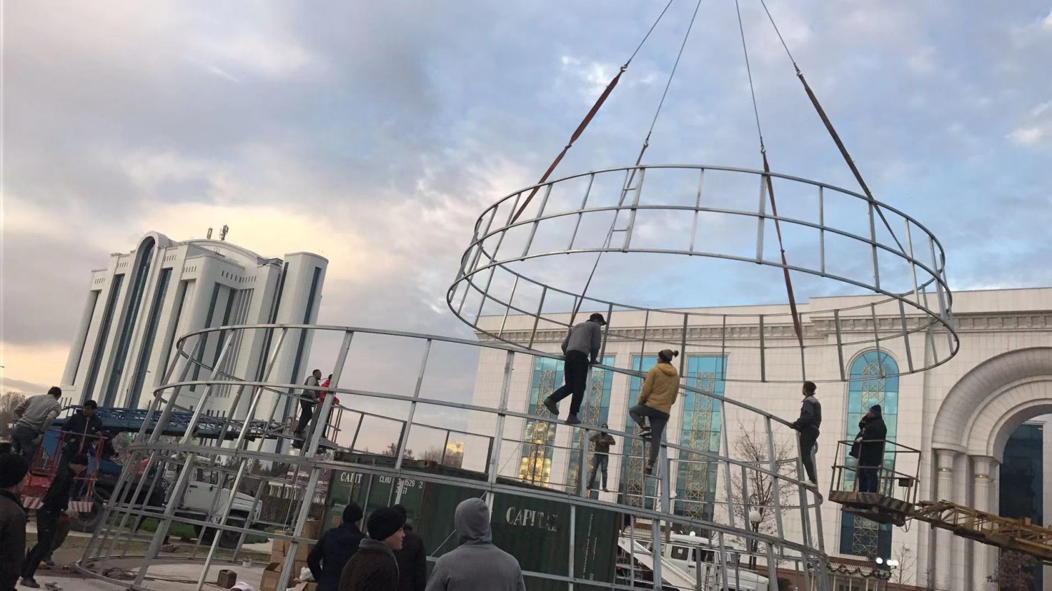 lifting and assembling ring modules for a giant municipal Christmas tree structure