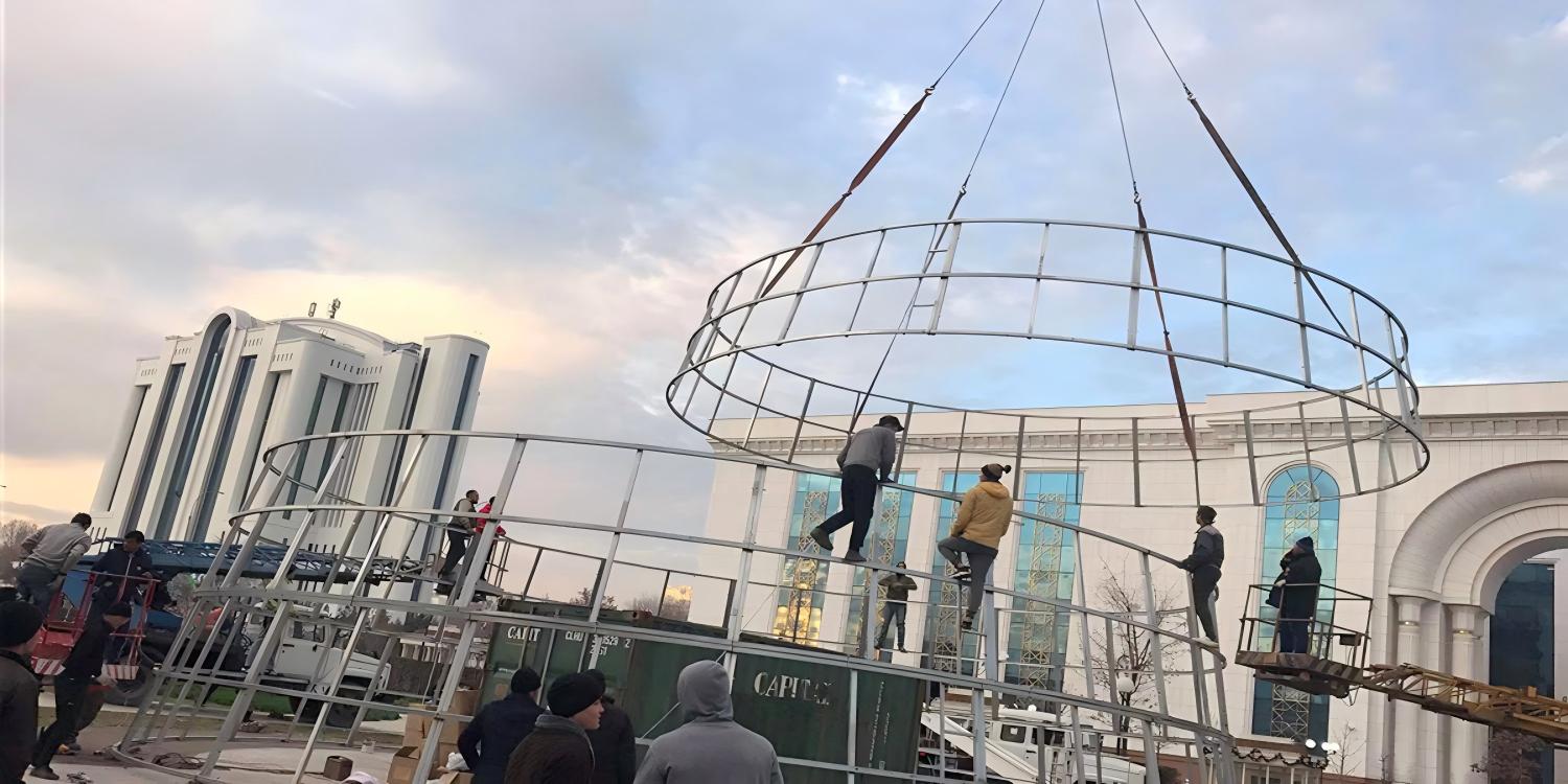Instalación modular de un árbol de Navidad comercial de armazón cónico con secciones de armazón de acero que se montan in situ.