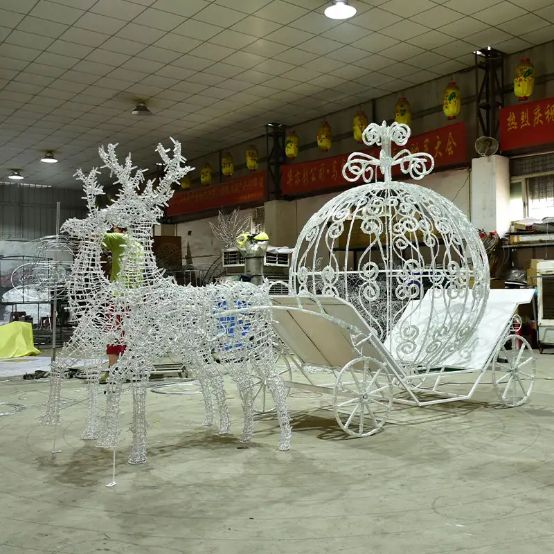 Exposição de Natal iluminada do trenó do Pai Natal e das renas