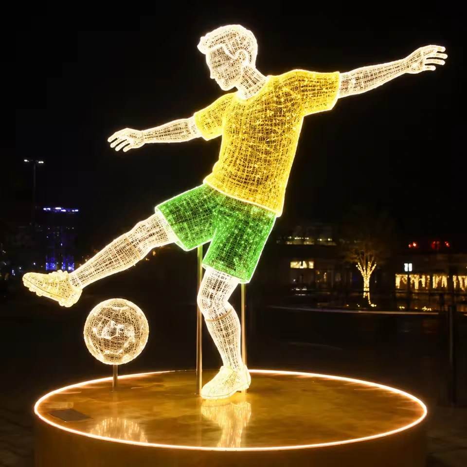 Jogador de futebol iluminado a chutar uma bola sobre uma base de exposição circular