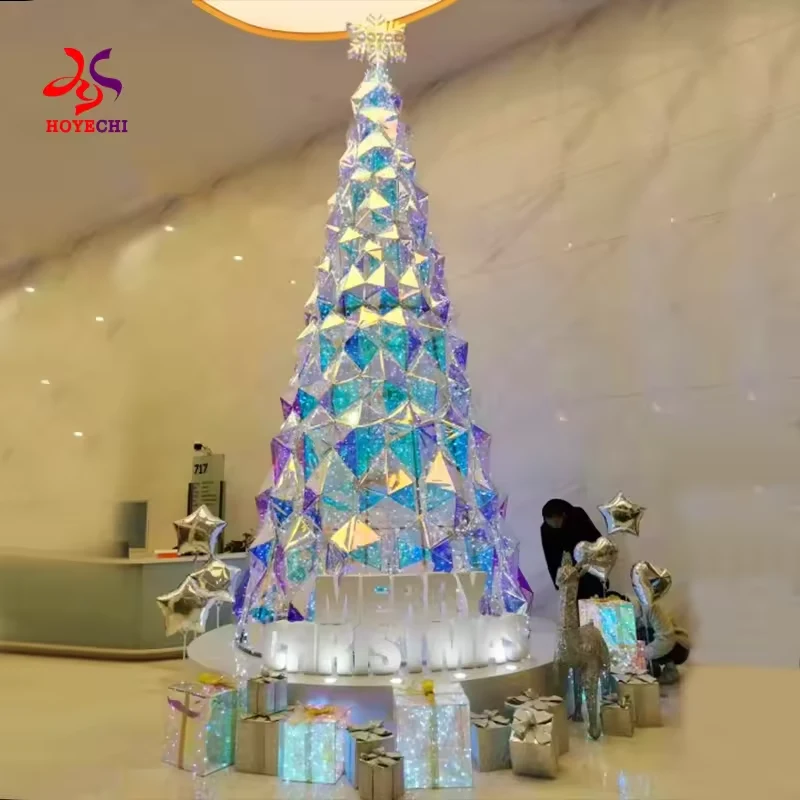 شجرة عيد الميلاد المزينة بالأوجه والمُضاءة، معروضة داخل أحد الفنادق