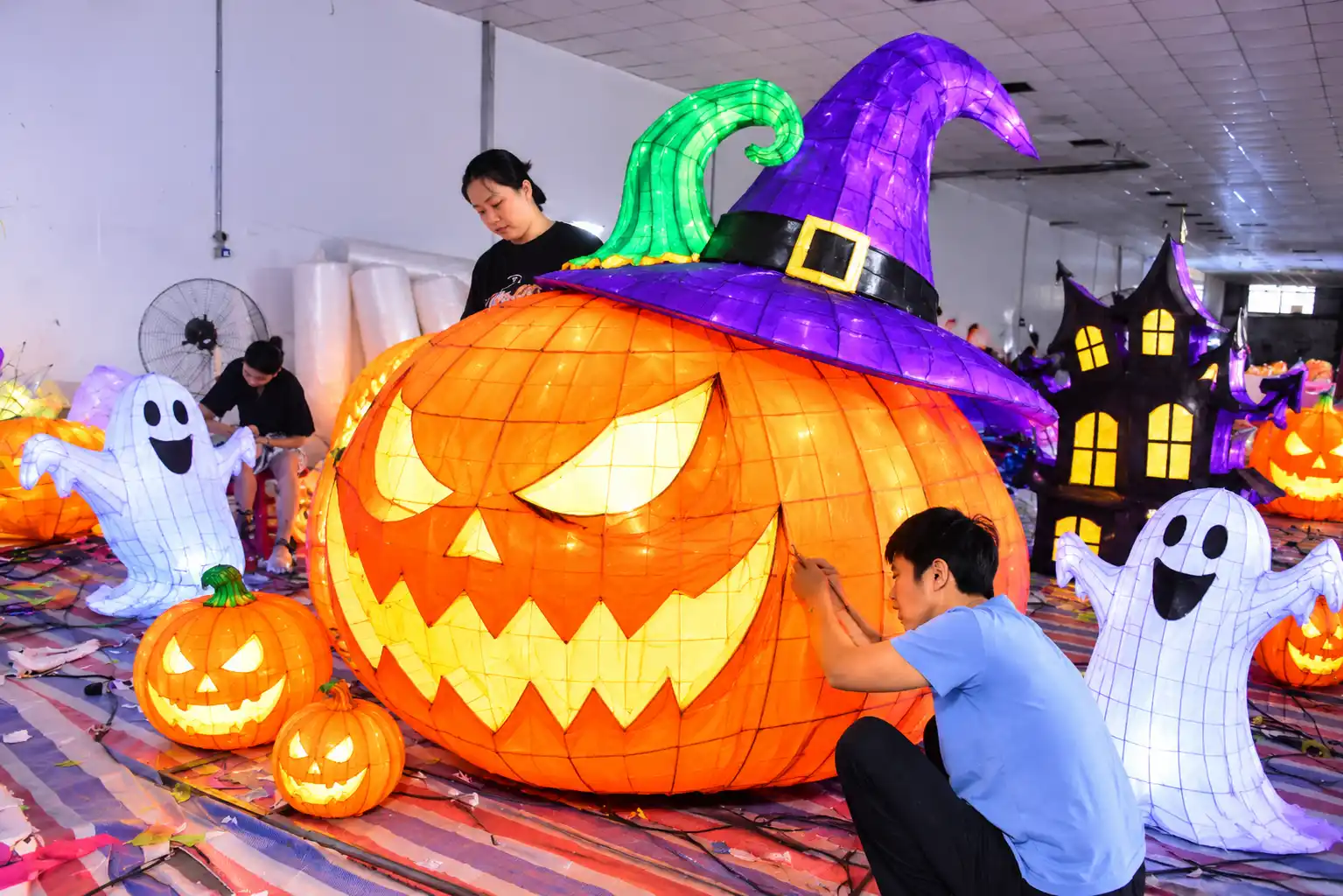 Commercial Halloween decoration ideas featuring illuminated sculptures and themed displays