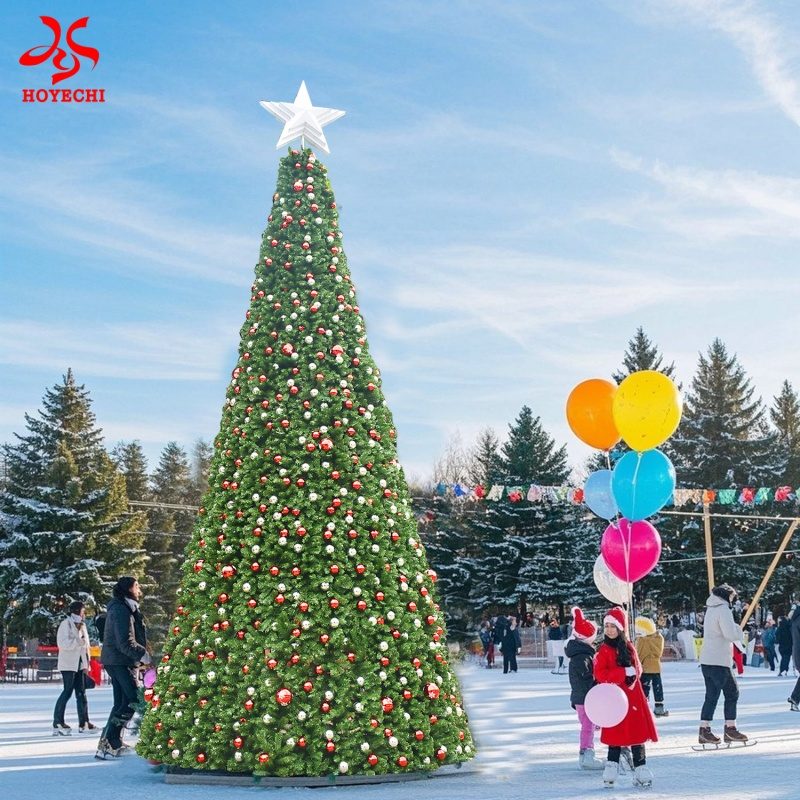 شجرة عيد الميلاد الخارجية المضيئة المزودة بكرات زينة كثيفة للعرض التجاري الليلي للعطلات