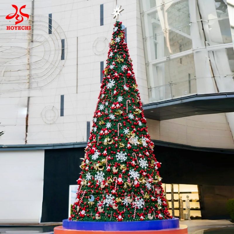 عرض شجرة عيد الميلاد العملاقة في الهواء الطلق