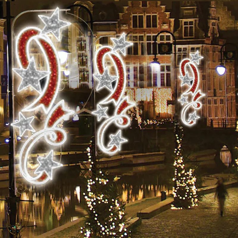 Luzes decorativas de postes de iluminação pública instaladas numa rua festiva da cidade