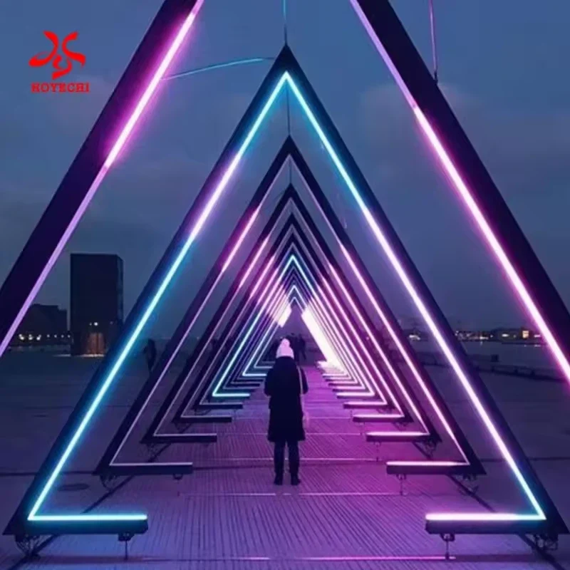 Túnel de luz RGB triangular pelo qual se pode passar, destinado a um evento comercial