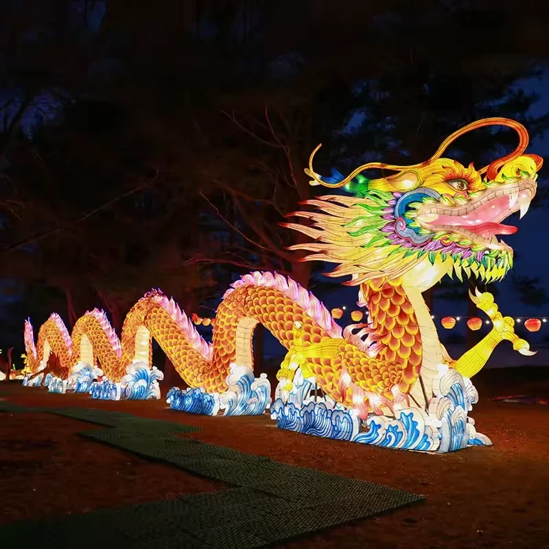Lanterna gigante em forma de dragão chinês, com a cabeça erguida e uma base em forma de onda iluminada