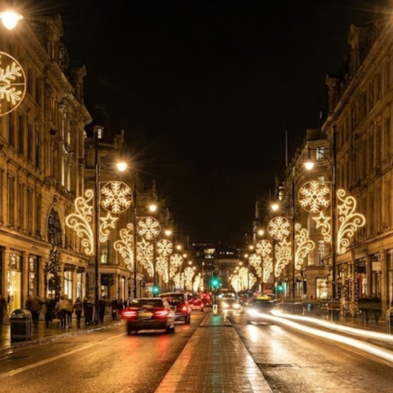 طرق التركيب بدون حفر لأضواء الزخارف المثبتة على أعمدة الشوارع باستخدام الأشرطة والأقواس