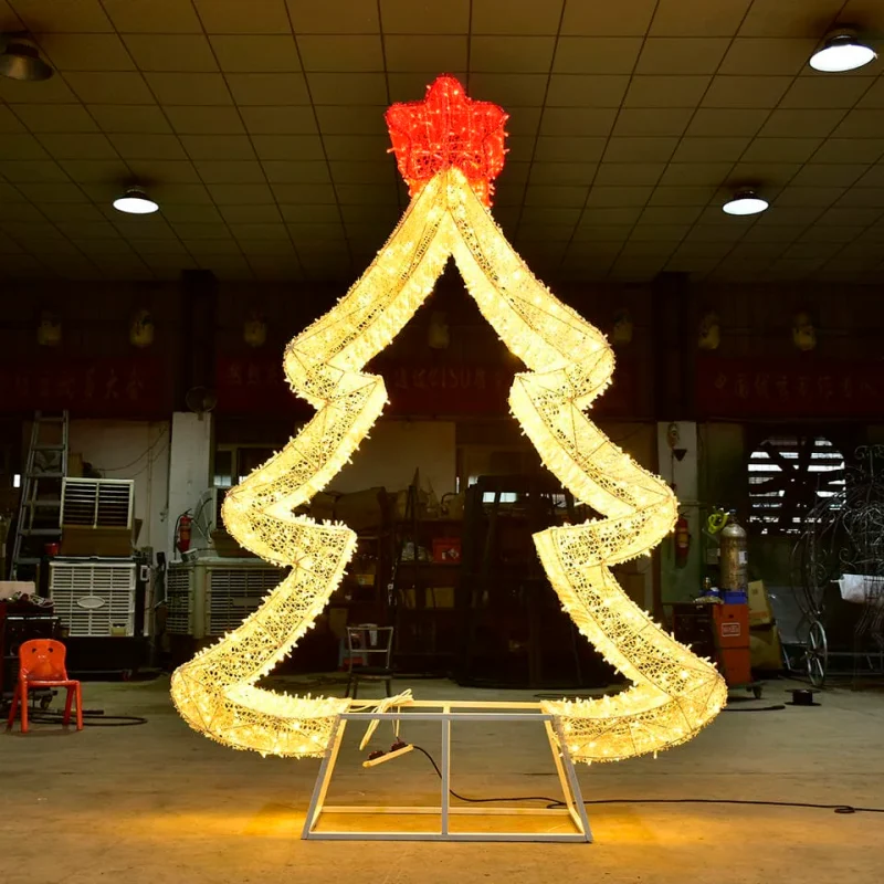 Motif plat en forme de sapin de Noël illuminé, photographié de face dans un atelier